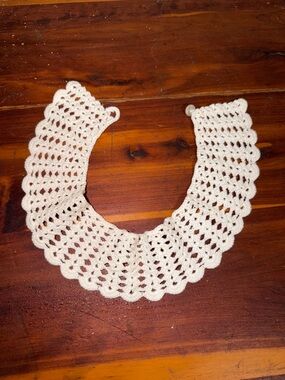 Vintage Crocheted Collar Peter Pan Embroidered hand made Floral